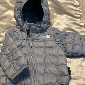 North Face down jacket gray color and in great condition!